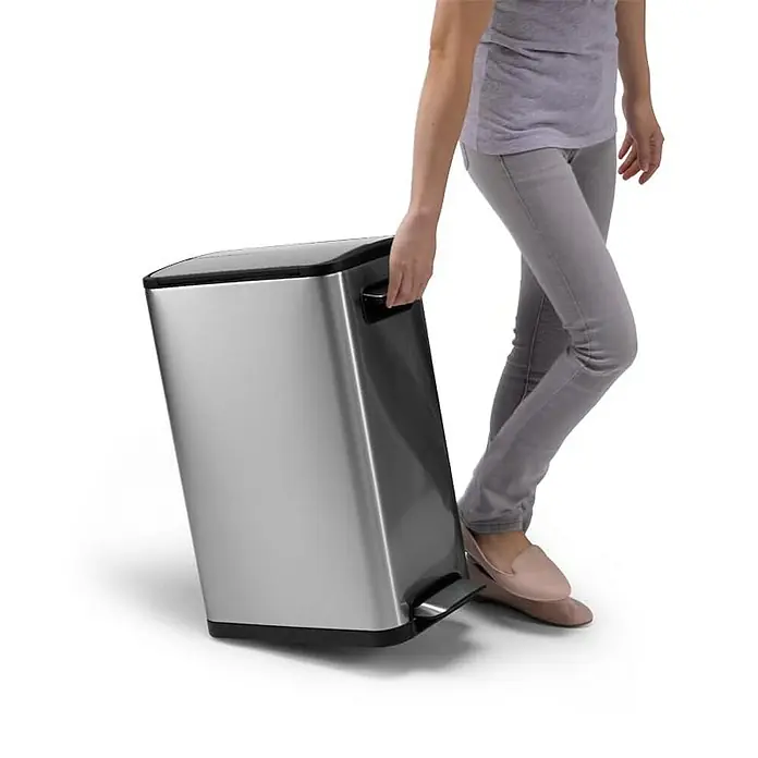 Proregal Treteimer Modern designter Treteimer zur Abfallscheidung aus gebürstetem Edelstahl - 45 l, Edelstahl, Edelstahl - Eine Person bewegt einen schlanken, silbernen Treteimer mit schwarzem Deckel. Der Treteimer ist sauber und modern gestaltet.