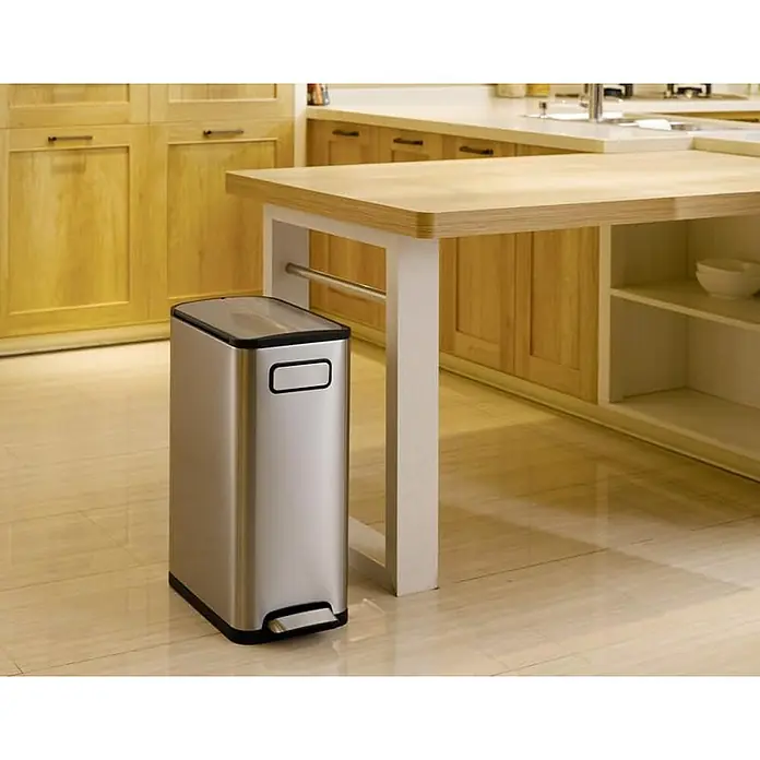 Proregal Treteimer Modern designter Treteimer zur Abfallscheidung aus gebürstetem Edelstahl - 45 l, Edelstahl, Edelstahl - Ein Edelstahl-Treteimer mit rechteckiger Form steht in einer modernen Küche neben einer Kücheninsel und hellen Holzschränken.