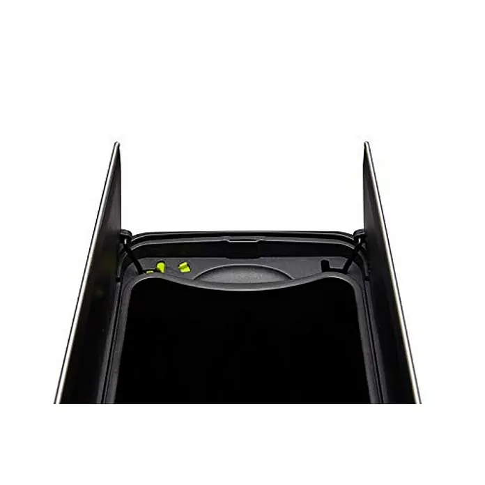 Proregal Treteimer Modern designter Treteimer zur Abfallscheidung aus gebürstetem Edelstahl - 45 l, Edelstahl, Edelstahl - Nahaufnahme eines schwarzen Goal Zero tragbaren Kraftwerks, das ein schlankes, modernes Design mit robusten Funktionen kombiniert.