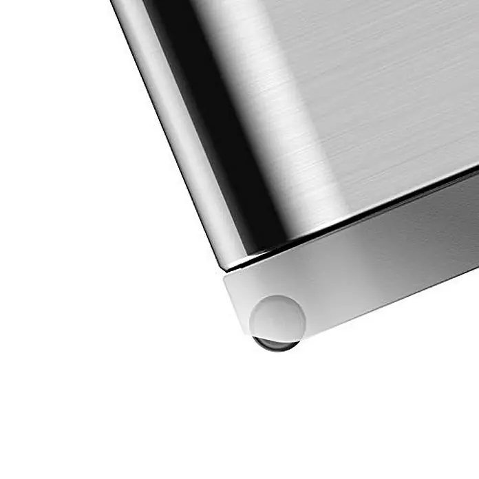 Proregal Treteimer Modern designter Treteimer zur Abfallscheidung aus gebürstetem Edelstahl - 45 l, Edelstahl, Edelstahl - Nahaufnahme eines Edelstahlprodukts mit einer glatten, gebürsteten Oberfläche und einem abgerundeten, weißen Detail.