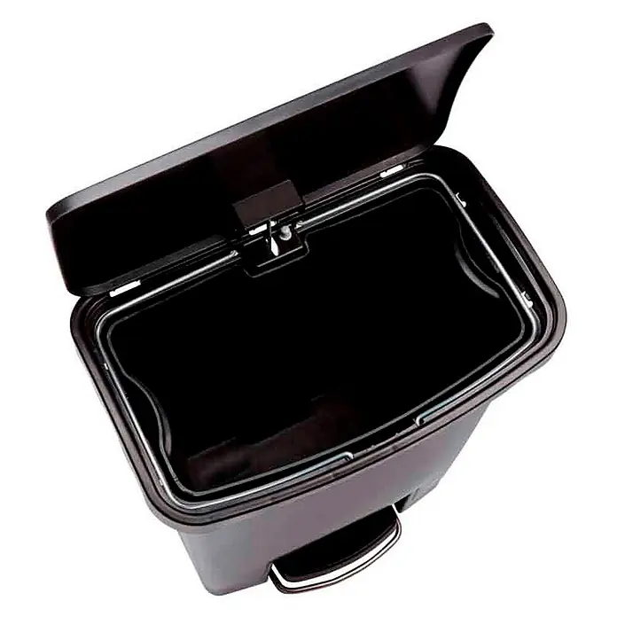 Proregal Treteimer Rubbermaid Slim Jim Step On Container Front Step Pedal-Abfalleimer - 30 l, Kunststoff, Schwarz - Ein schwarzer Treteimer mit offenem Deckel, der einen Einblick in den leeren Innenraum und den Mechanismus zur Bedienung des Deckels bietet.
