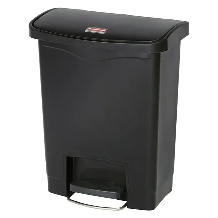 Proregal Treteimer Rubbermaid Slim Jim Step On Container Front Step Pedal-Abfalleimer - 30 l, Kunststoff, Schwarz - Schwarzer Rubbermaid Step-On Abfalleimer mit einem silberfarbenen Fußpedal und einem Deckel. Er ist für den Einsatz im Haushalt oder Büro konzipiert.