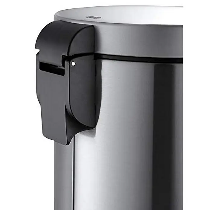 Proregal Treteimer - 20 l, Edelstahl, Matt Edelstahl - Nahaufnahme eines Edelstahlbehälters mit schwarzem Verschlussmechanismus. Der Fokus liegt auf dem Design und der Funktionalität des Produkts.