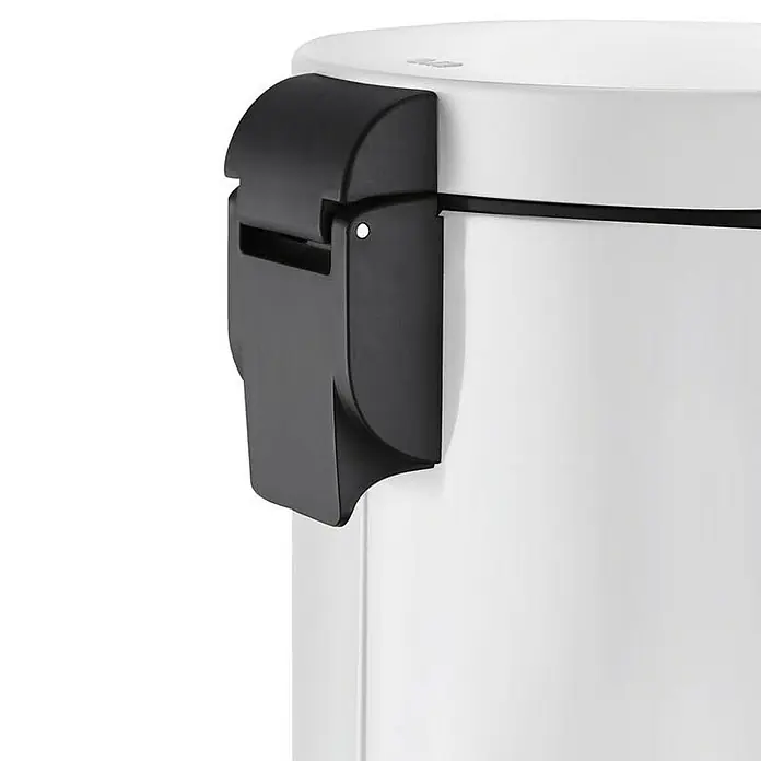 Proregal Treteimer - 8 l, Kunststoff, Weiß - Nahaufnahme eines weißen Mülleimers mit schwarzem Verschlussmechanismus.