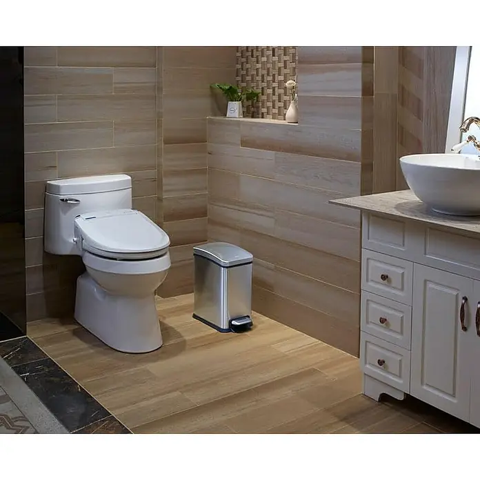 Proregal Treteimer Rechteckiger Treteimer aus gebürstetem Edelstahl - 8 l, Edelstahl, Silber - Elegantes Badezimmer mit modernem WC und stilvollem Edelstahl-Treteimer, harmonisch abgestimmt auf die Holzoptik der Fliesen.