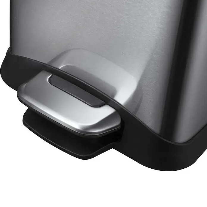 Proregal Treteimer Rechteckiger Treteimer aus gebürstetem Edelstahl - 8 l, Edelstahl, Silber - Nahaufnahme eines silbernen Treteimers mit schwarzem Sockel und Pedal. Praktisch und hygienisch für jeden Haushalt.