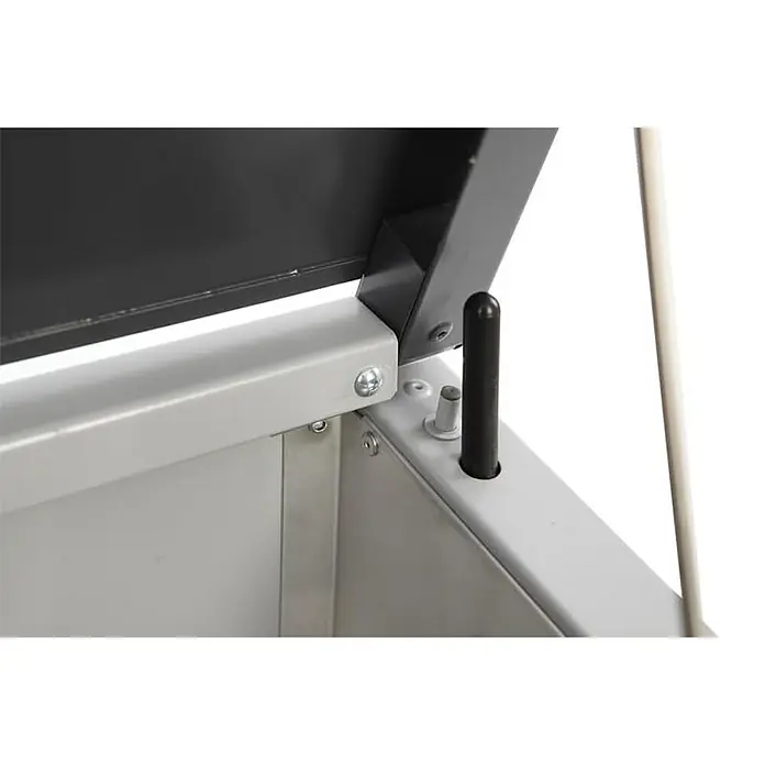 Proregal Treteimer Feuersicherer Wertstoffsammler Connector Bin mit Pedalöffnung - 55 l, Aluminium, Anthrazit / Grau - Detailansicht eines Metallschranks mit offenem Deckel, der die robuste Konstruktion und die Scharniere des Schranks hervorhebt.