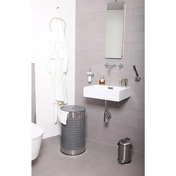 Proregal Treteimer Retro Treteimer mit markanten Griffen und Kugelkappe - 3 l, Kunststoff, Silber - Badezimmer-Interieur mit modernem Waschbecken, Handtuch und Edelstahl-Abfalleimer.