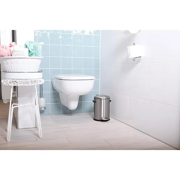 Proregal Treteimer Retro Treteimer mit markanten Griffen und Kugelkappe - 3 l, Kunststoff, Silber - Badezimmer mit weißer Toilette, silberfarbenem Mülleimer und einem weißen Beistelltisch mit Handtüchern. Helles und sauberes Design.