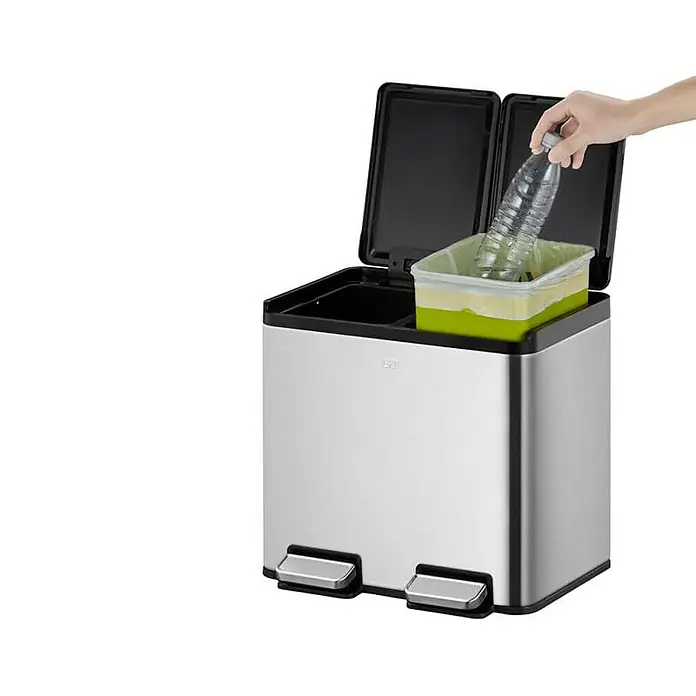 Proregal Treteimer - 20 l, Edelstahl, Silber - Ein EKO Duo Mülleimer aus Edelstahl wird mit einer Plastikflasche befüllt. Der Abfallbehälter hat zwei Fächer und eine Pedalöffnung.