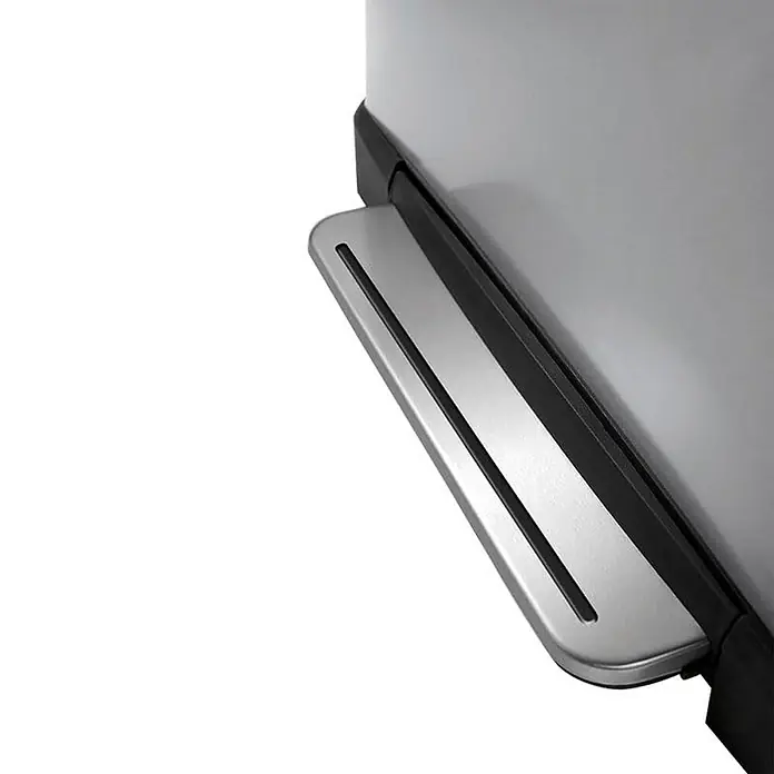 Proregal Treteimer Stilvoller rechteckiger Treteimer mit extra breitem Pedal - 46 l, Kunststoff, Schwarz - Detailaufnahme eines silbernen Treteimers mit Pedal zum berührungslosen Öffnen des Deckels.