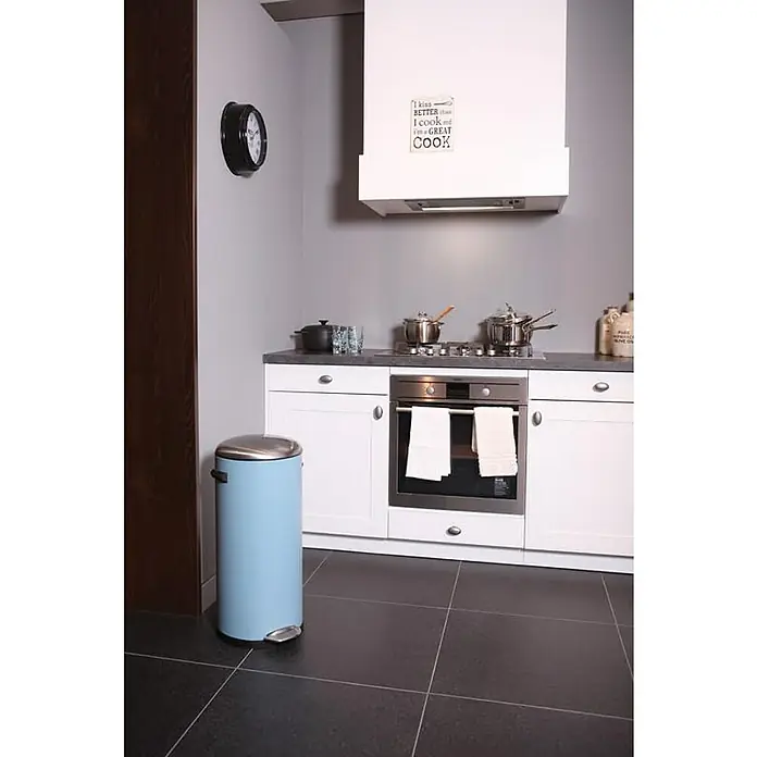 Proregal Treteimer Retro Treteimer mit markanten Griffen und Kugelkappe - 30 l, Kunststoff, Hellblau - Ein blauer, zylindrischer Treteimer aus Metall mit silbernem Deckel steht in einer modernen Küche mit dunklen Fliesen und weißen Schränken.