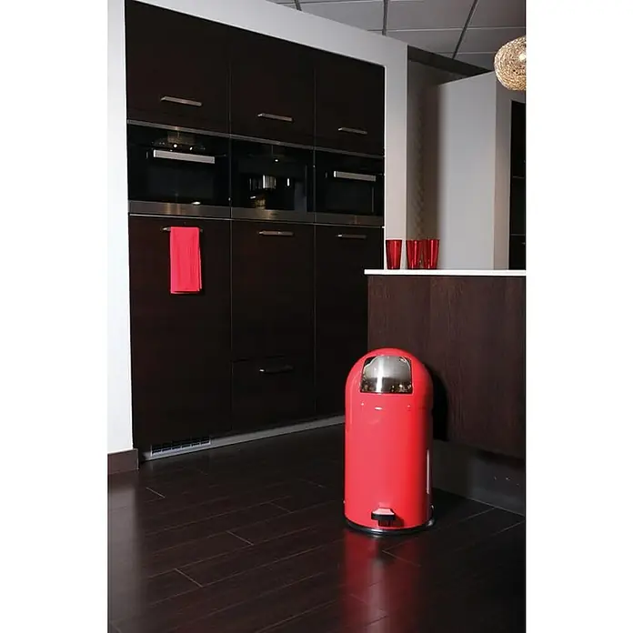 Proregal Treteimer - 33 l, Stahl, Rot - Hier ist ein roter Treteimer in einer modernen Küche mit dunklen Schränken und Holzböden. Der Eimer ergänzt das Küchendesign stilvoll.