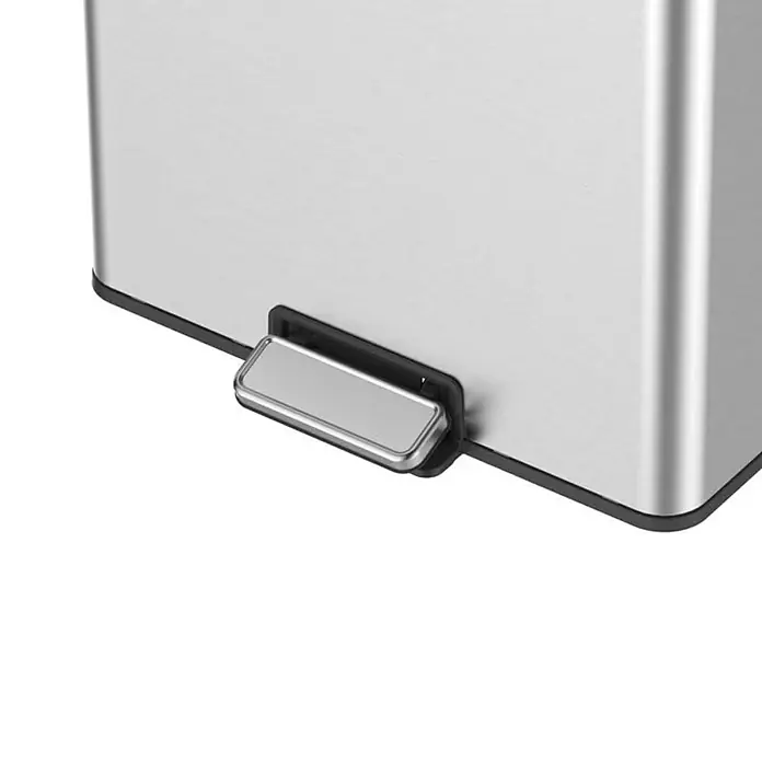 Proregal Treteimer - 30 l, Edelstahl, Silber - Detailaufnahme eines Edelstahl-Tretabfalleimers mit Pedal für hygienische Abfallentsorgung im Haushalt.