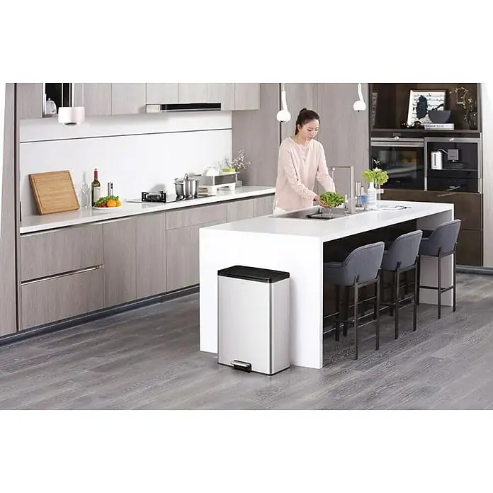Proregal Treteimer - 30 l, Edelstahl, Silber - Dieser moderne Küchenbereich verfügt über einen schlichten, silbernen Mülleimer mit Fußpedal für eine hygienische Abfallentsorgung.