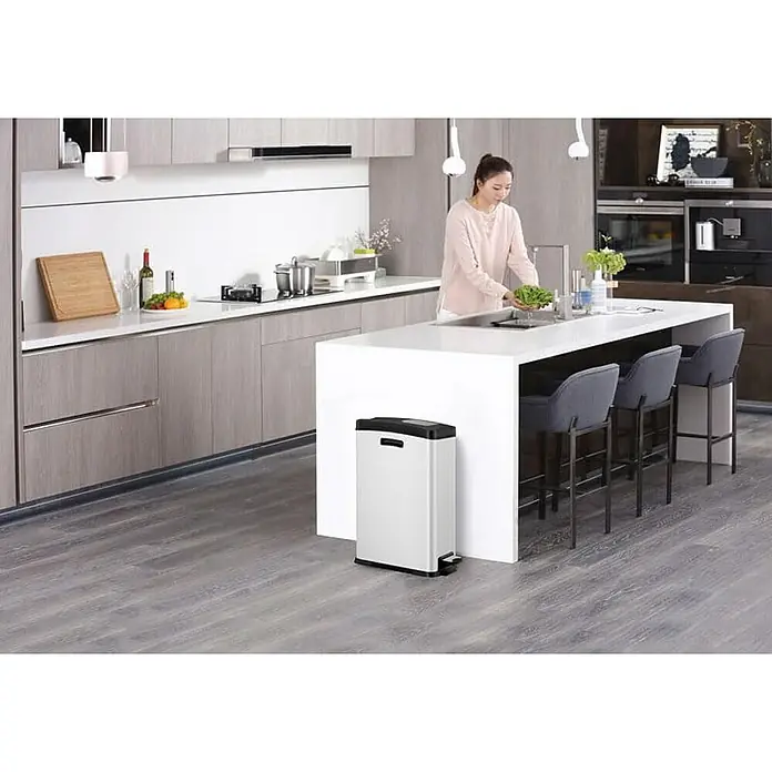 Proregal Treteimer Schmaler rechteckiger Pedaleimer mit Softclose-Deckel - 30 l, Kunststoff, Weiß - Bild eines modernen Küchenmülleimers aus Edelstahl mit Pedalöffnung, ideal für eine hygienische Abfallentsorgung in jeder Küche.