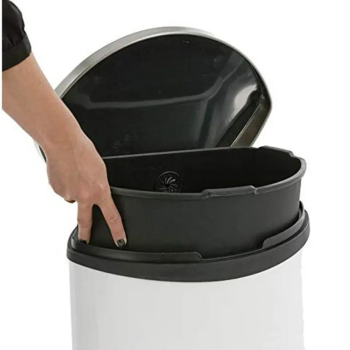 Proregal Treteimer Auffallender muschelförmiger Treteimer - 30 l, Edelstahl, Weiß - Geöffneter, weißer Abfalleimer mit schwarzem Einsatz und Deckel, der von einer Hand bedient wird. Praktische Lösung für jeden Haushalt.