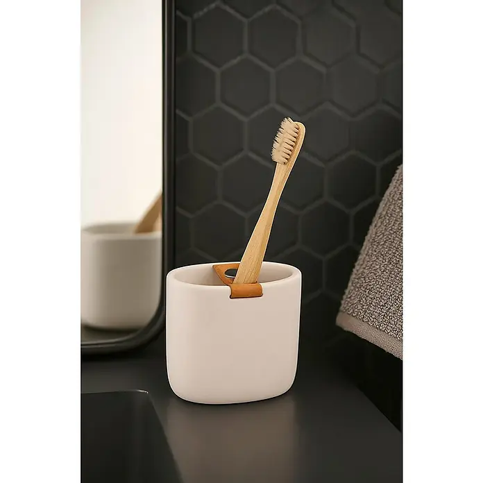 Spirella Lio Portacepillos portacepillos - L x An x Al: 6 x 11 x 10,5 cm, Plástico - Elegante naturaleza muerta de baño con un soporte para cepillos de dientes blanco que sostiene un cepillo de dientes de madera natural, sobre un fondo de azulejos hexagonales oscuros.