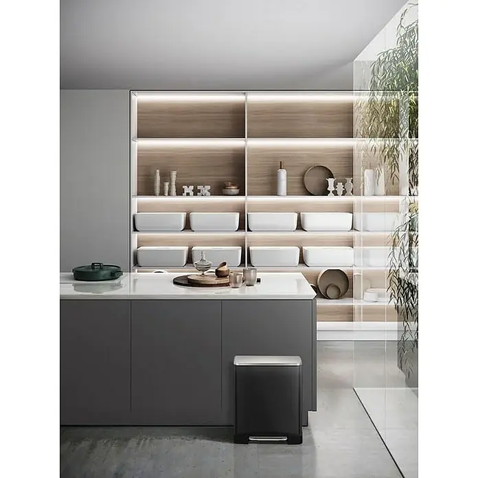 Proregal Treteimer Stilvoller rechteckiger Treteimer mit extra breitem Pedal - 12 l, Edelstahl, Schwarz, Deckel Edelstahl - Eleganter Küchenmülleimer in modernem Grau. Das Produkt ergänzt die stilvolle Kücheninsel und bietet eine praktische Lösung für Abfallentsorgung.