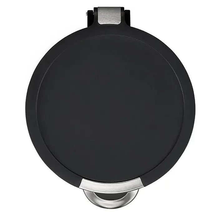 Proregal Treteimer Runder Treteimer mit Kunststoffdeckel mit Edelstahlakzenten - 5 l, Edelstahl, Schwarz - Eine Draufsicht auf einen runden, schwarzen Abfalleimer mit einem silbernen Pedal und Deckelverschluss. Sehr nützlich für jeden Haushalt.