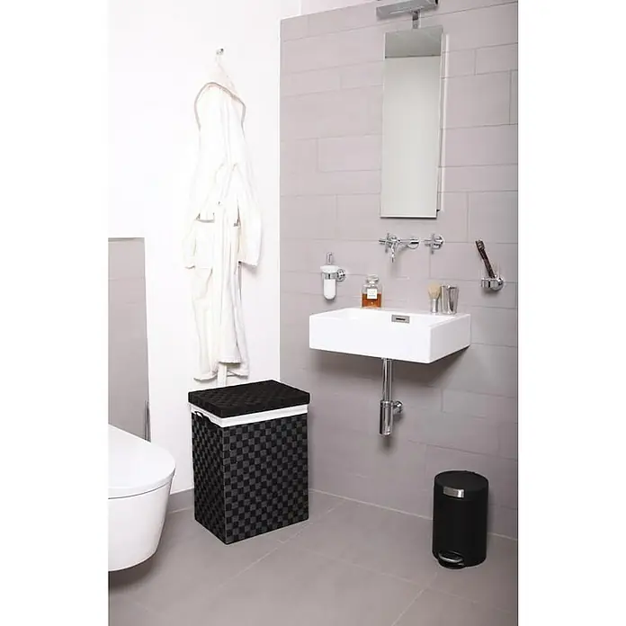 Proregal Treteimer Runder Treteimer mit Kunststoffdeckel mit Edelstahlakzenten - 5 l, Edelstahl, Schwarz - Badezimmer-Interieur mit einem modernen Waschbecken, einem Spiegel und einem Wäschekorb.