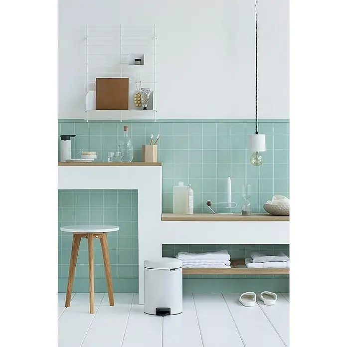 Proregal Treteimer Brabantia Klassischer Tretmülleimer mit Soft-Verschluss - 5 l, Metall, Weiß - Ein stilvolles Badezimmer mit mintgrünen Fliesen, weißen Akzenten und einem freistehenden, weißen Mülleimer. Die Einrichtung wirkt minimalistisch und modern.