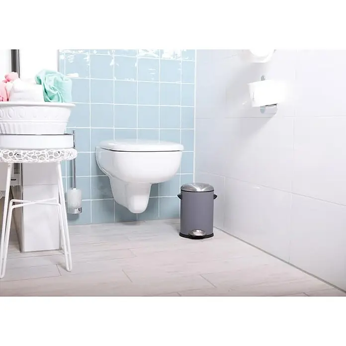 Retro Treteimer mit markanten Griffen und Kugelkappe | 3 Liter | HxØ 26,2x16,7cm | Kunststoff-Inneneimer | Grau -  - Modernes Badezimmer-Interieur mit einer hängenden Toilette und einem grauen Treteimer mit Edelstahl-Deckel für stilvolle Hygiene.
