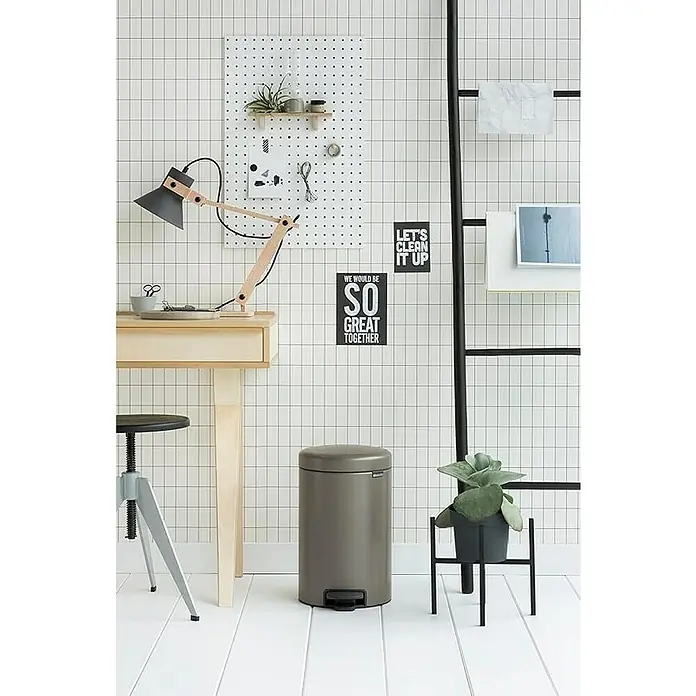 Proregal Treteimer Brabantia Klassischer Tretmülleimer mit Soft-Verschluss - 12 l, Metall, Platin - Innenaufnahme mit grauem Mülleimer von Brabantia, ein stilvolles und funktionales Element für jedes moderne Badezimmer oder Büro.