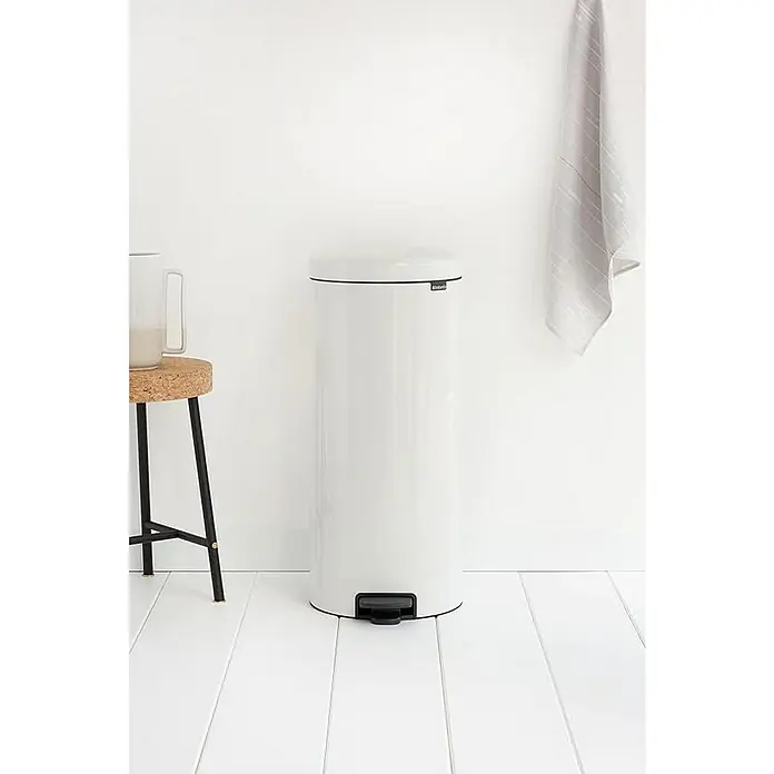 Proregal Treteimer Brabantia Klassischer Tretmülleimer mit Soft-Verschluss - 30 l, Metall, Weiß - Elegantes, zylindrisches, weißes Tretabfalleimer-Design. Ideal für moderne Badezimmer mit sauberem Look und einfacher Fußpedalbedienung für Komfort.