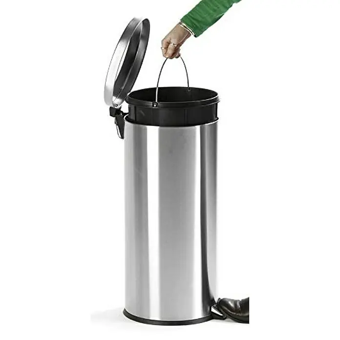Proregal Treteimer Runder Tretabfallsammler mit herausnehmbaren Kunststoff-Inneneimer - 30 l, Metall, Matt Silber - Ein silberner Treteimer mit offenem Deckel und einer Hand, die den Inneneimer herausnimmt.
