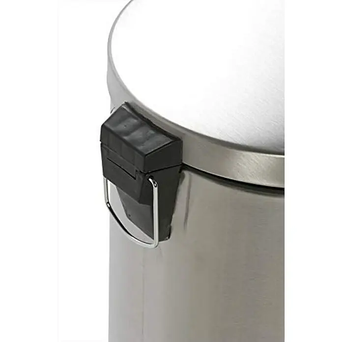 Proregal Treteimer Runder Tretabfallsammler mit herausnehmbaren Kunststoff-Inneneimer - 30 l, Metall, Matt Silber - Detailaufnahme eines silberfarbenen Treteimer-Deckels mit schwarzem Scharnier und Metallgriff zur einfachen Handhabung.