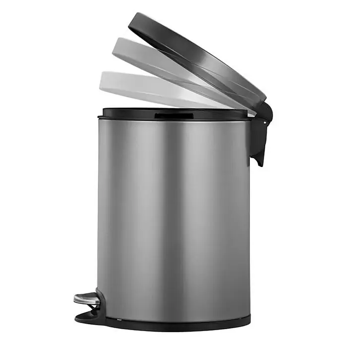Proregal Treteimer - 5 l, Kunststoff, Platin - Ein Edelstahl-Treteimer mit schwarzem Deckel, der in verschiedenen Öffnungswinkeln dargestellt ist. Der Eimer hat ein schlankes, zylindrisches Design.