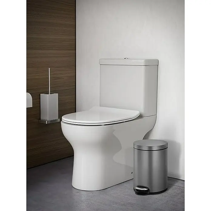 Proregal Treteimer - 5 l, Kunststoff, Platin - Ein Stand-WC mit geschlossenem Spülkasten und ein grauer Treteimer stehen in einem Badezimmer mit Holzwand.