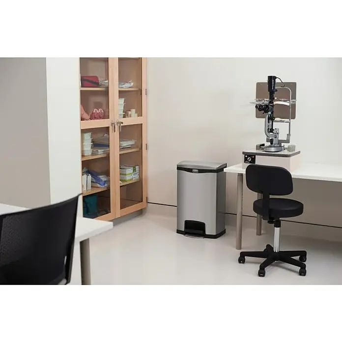 Proregal Treteimer Rechteckiger Treteimer aus gebürstetem Edelstahl - 45 l, Edelstahl, Silber - Der Simplehuman Treteimer aus Edelstahl mit einer Kapazität von 50 Litern ist ideal für medizinische Einrichtungen. Das Produkt ist langlebig.