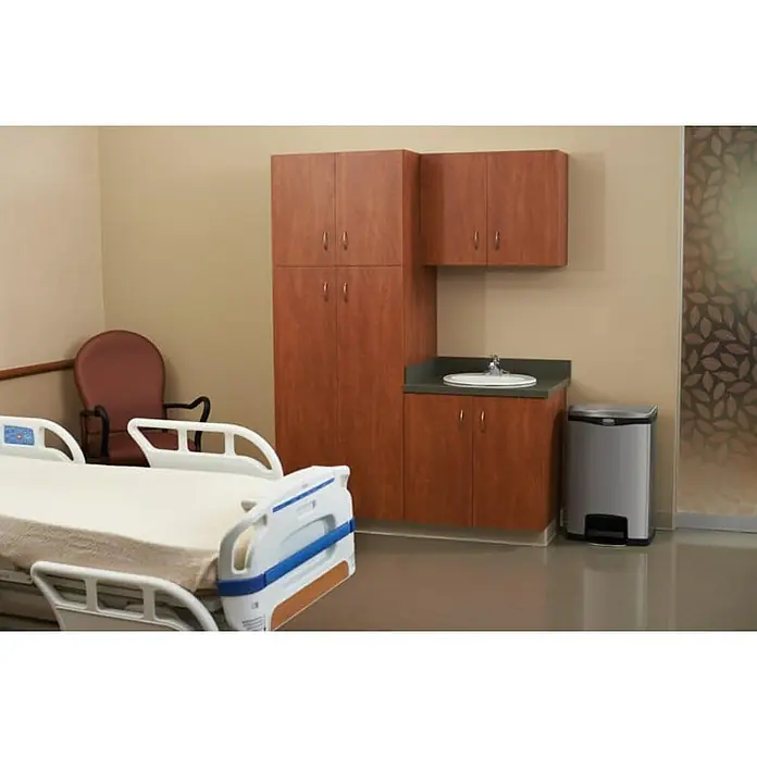 Proregal Treteimer Rechteckiger Treteimer aus gebürstetem Edelstahl - 45 l, Edelstahl, Silber - Aufnahme eines Krankenraums mit einem Krankenhausbett, einem Stuhl, einem Waschbecken mit Schränken und einem Mülleimer.