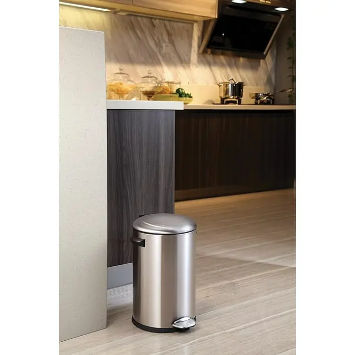 Proregal Treteimer Retro Treteimer mit markanten Griffen und Kugelkappe - 20 l, Kunststoff, Silber - Ein Edelstahl-Treteimer mit Deckel steht in einer modernen Küche mit hellen Holzböden. Praktische Küchenausstattung.
