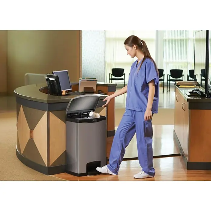Proregal Treteimer Rechteckiger Treteimer aus gebürstetem Edelstahl - 45 l, Edelstahl, Silber - Eine Krankenschwester benutzt einen modernen, freihändigen Mülleimer aus Edelstahl mit Pedal in einem Krankenhausflur.