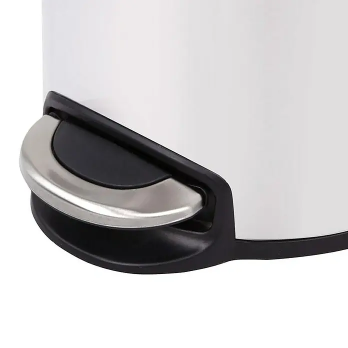 Proregal Treteimer - 12 l, Kunststoff, Weiß - Detailaufnahme eines weißen Treteimers mit silbernem Pedal. Praktisch und hygienisch für jeden Haushalt.