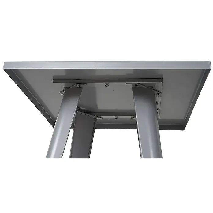 Chefgastro Garten-Stehtisch mit Metall-Tischplatte - Eckig, Grau - Ansicht von unten eines silbernen quadratischen Tisches, der robuste Metallbeine und Schrauben für eine stabile Konstruktion aufweist.