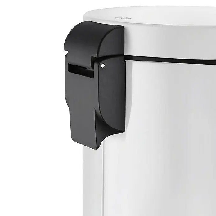 Proregal Treteimer - 12 l, Kunststoff, Weiß - Detailaufnahme eines weißen Abfalleimers mit einem schwarzen seitlichen Griff, der das Öffnen und Schließen des Deckels ermöglicht.