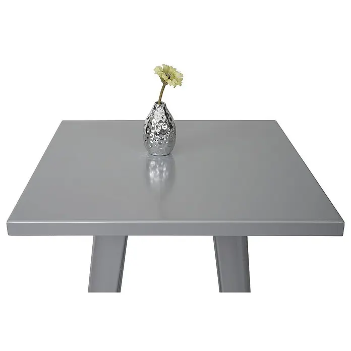 Chefgastro Garten-Stehtisch mit Metall-Tischplatte - Eckig, Grau - Nahaufnahme eines grauen quadratischen Tisches mit einer silbernen Vase und einer gelben Blume, die eine elegante und moderne Ästhetik ausstrahlen.