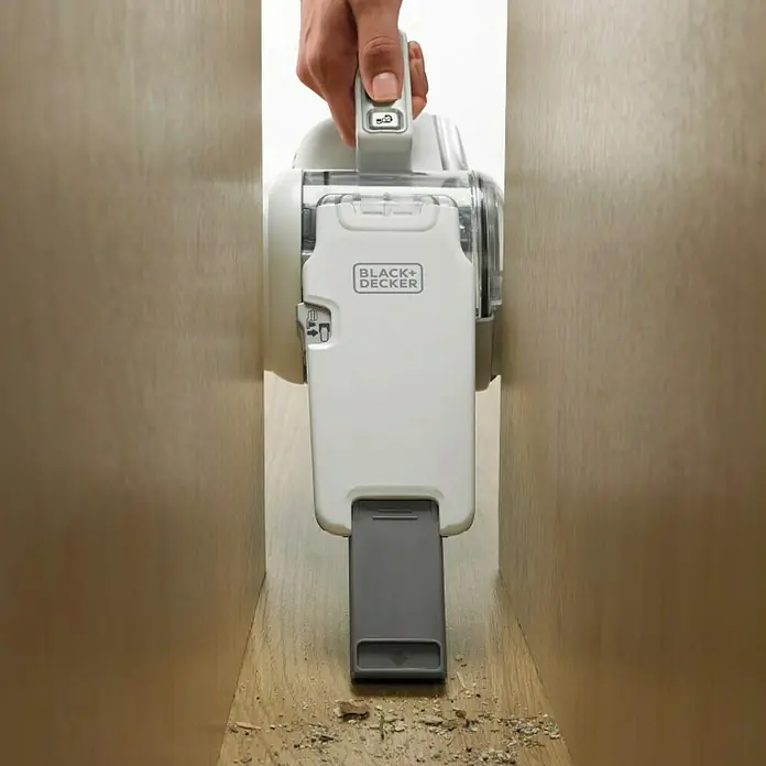 Black+Decker Aspirador de mano de batería PV1820L-AARU - 18 V, 1 batería, Volumen de recipiente: 440 ml - El aspirador de mano inalámbrico Black+Decker en acción para limpiar lugares de difícil acceso. Ideal para limpiezas rápidas.