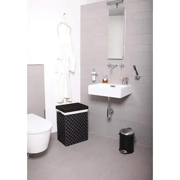 Proregal Treteimer Retro Treteimer mit markanten Griffen und Kugelkappe - 5 l, Kunststoff, Hellblau - Das Badezimmer zeigt einen stilvollen weißen Waschtisch, eine Wäschetruhe in Schwarz und Grau sowie moderne Armaturen und Fliesen in Grau.