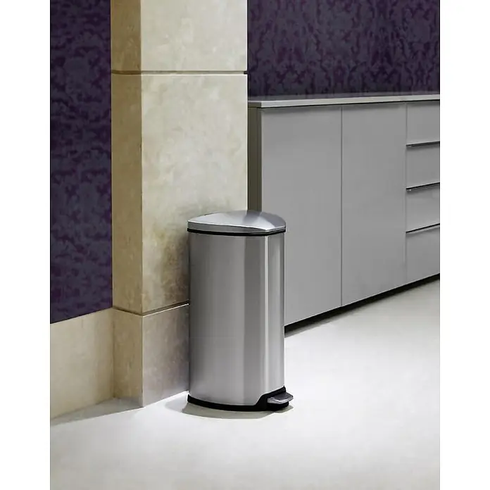 Proregal Treteimer Dreieckiger Treteimer mit Kunstoffinneneimer & gedämpft schließendem Deckel - 35 l, Edelstahl, Silber - Silberner Treteimer steht in der Nähe einer Wand und eines Schranks. Er ist elegant und funktional.
