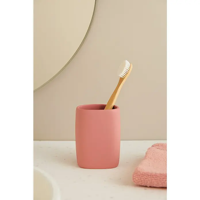 Spirella Retro Portacepillos - L x An x Al: 7 x 7 x 11 cm, Gres, Rosa pastel - Cepillo de dientes en taza rosa sobre tocador con espejo. Una decoración de baño elegante y práctica.