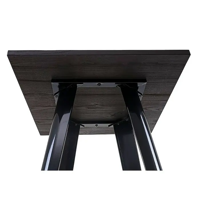 Chefgastro Garten-Stehtisch mit Holz-Tischplatte - L x B x H: 60 x 60 x 107 cm, Eckig, Schwarz - Detailaufnahme eines quadratischen Tisches mit dunkler Holzplatte und schwarzen Metallbeinen, Fokus auf die Unterseite und die Verbindungsstücke.
