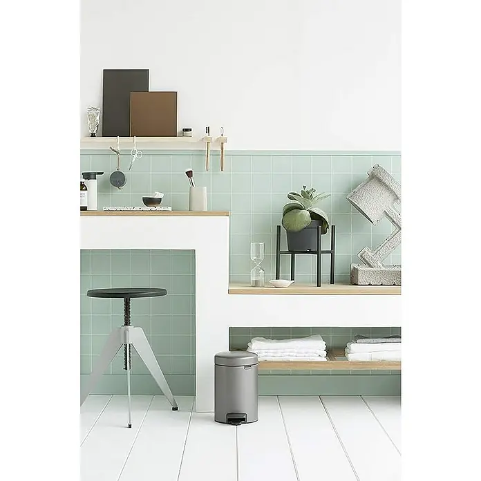 Proregal Treteimer Brabantia Klassischer Tretmülleimer mit Soft-Verschluss - 3 l, Metall, Platin - Moderne Badgestaltung mit mintgrünen Fliesen, weißem Fußboden und einem grauen Treteimer, der sich harmonisch in das Gesamtbild einfügt.
