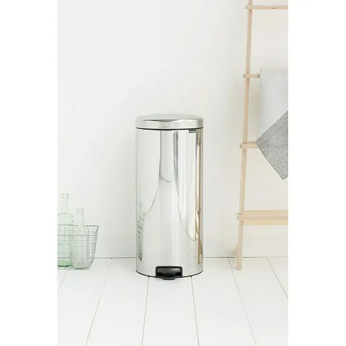 Proregal Treteimer Brabantia Klassischer Tretmülleimer mit Soft-Verschluss - 30 l, Metall, Edelstahl - Glänzender, runder Treteimer aus Edelstahl in einem Badezimmer. Praktisch und stilvoll für die Abfallentsorgung im Bad.