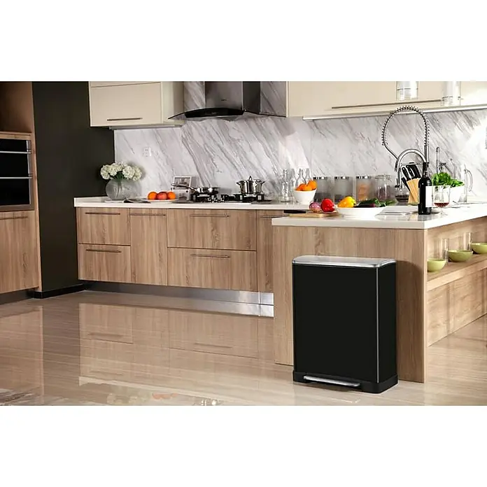 Proregal Treteimer Stilvoller rechteckiger Treteimer mit extra breitem Pedal - 46 l, Edelstahl, Schwarz, Deckel Edelstahl - Der schwarze Mülleimer aus Edelstahl mit Pedal steht in einer modernen Küche und bietet eine hygienische Entsorgung.
