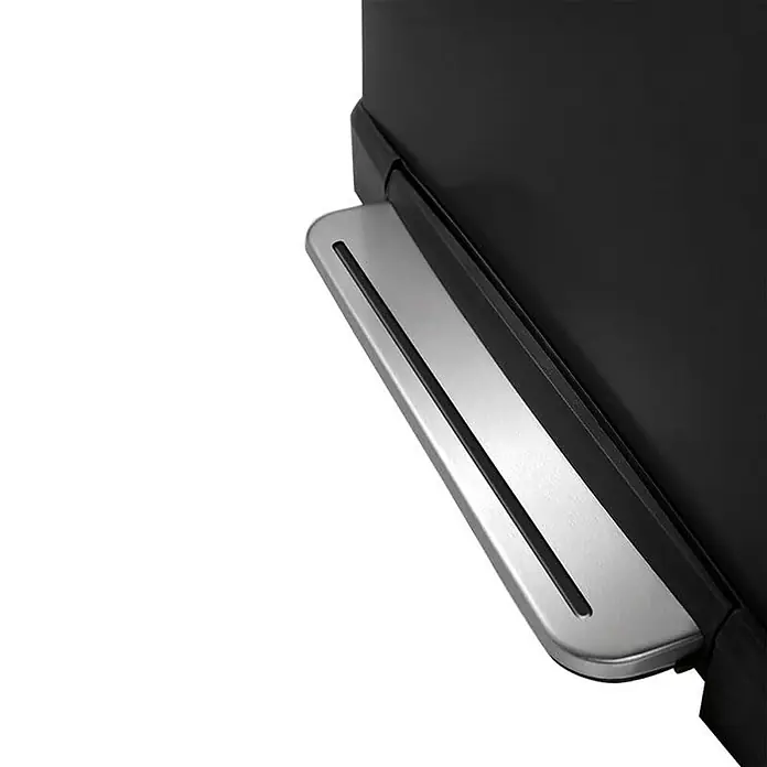 Proregal Treteimer Stilvoller rechteckiger Treteimer mit extra breitem Pedal - 46 l, Edelstahl, Schwarz, Deckel Edelstahl - Detailaufnahme eines schwarzen Abfallbehälters mit einem silbernen Pedal zur freihändigen Bedienung.